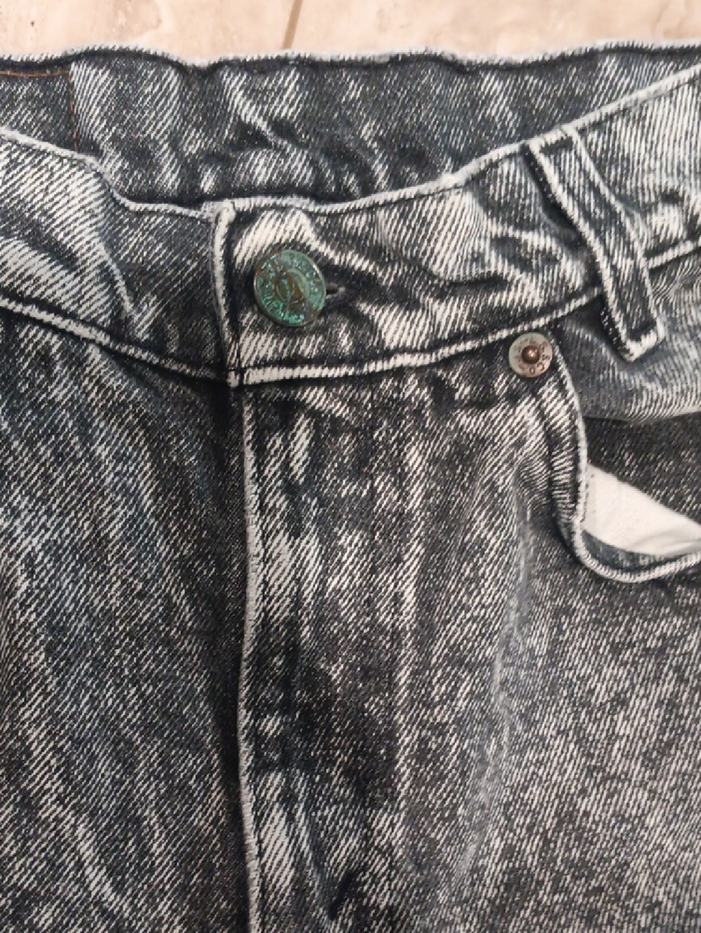 Levis Acid Wash Black - Picture 4 of 9